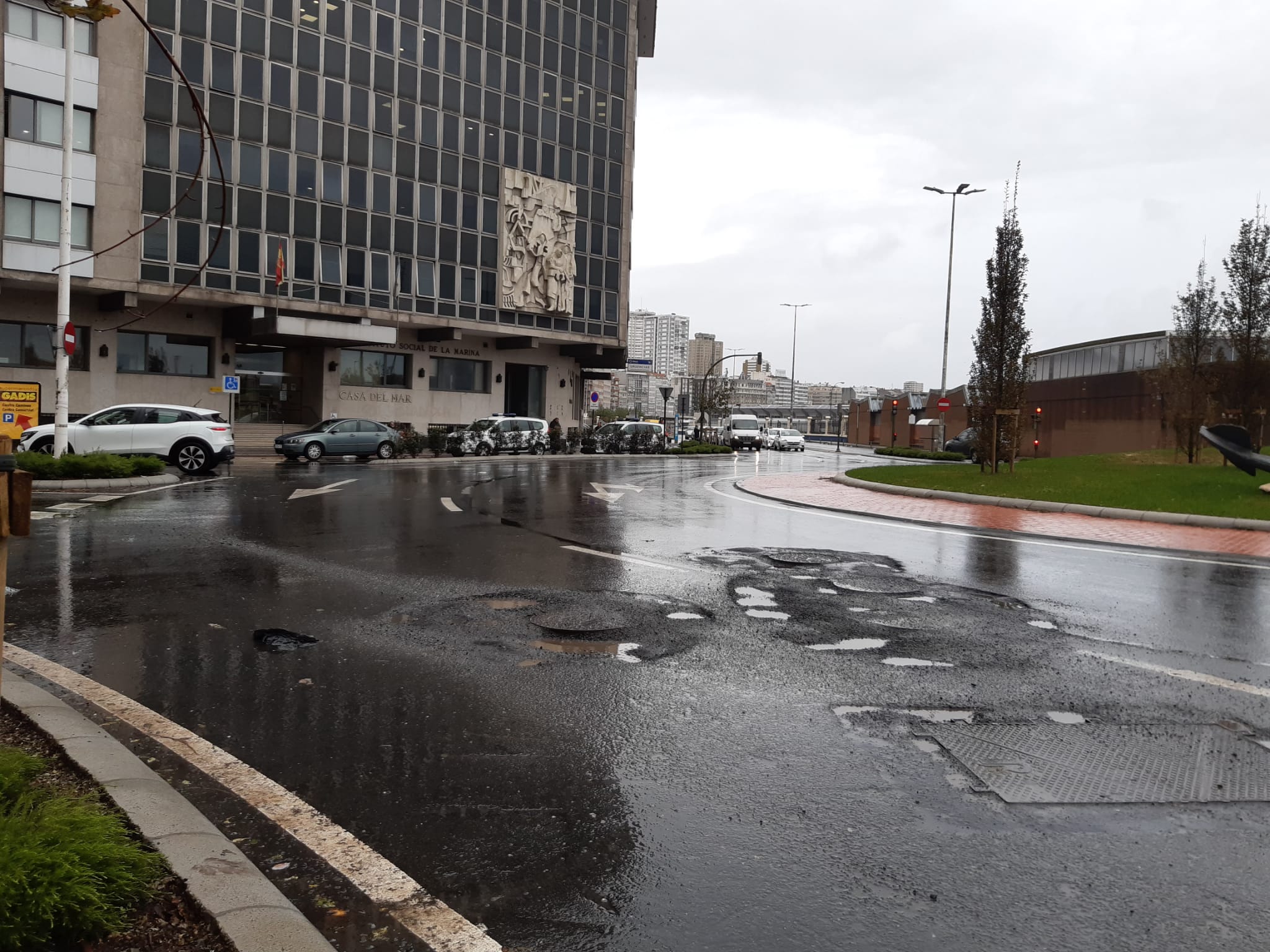 La rotonda de la Casa del Mar ya tiene baches seis meses después de ser abierta al tráfico La rotonda de la Casa del Mar ya tiene baches seis meses después de ser abierta al tráfico