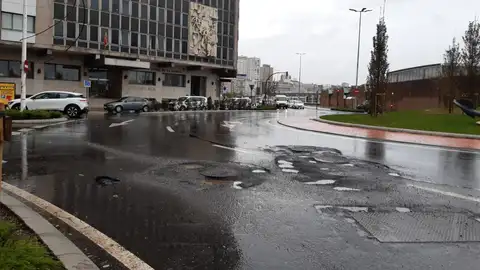Baches en la rotonda de la Casa del Mar Seis meses después de abrirse al tráfico.