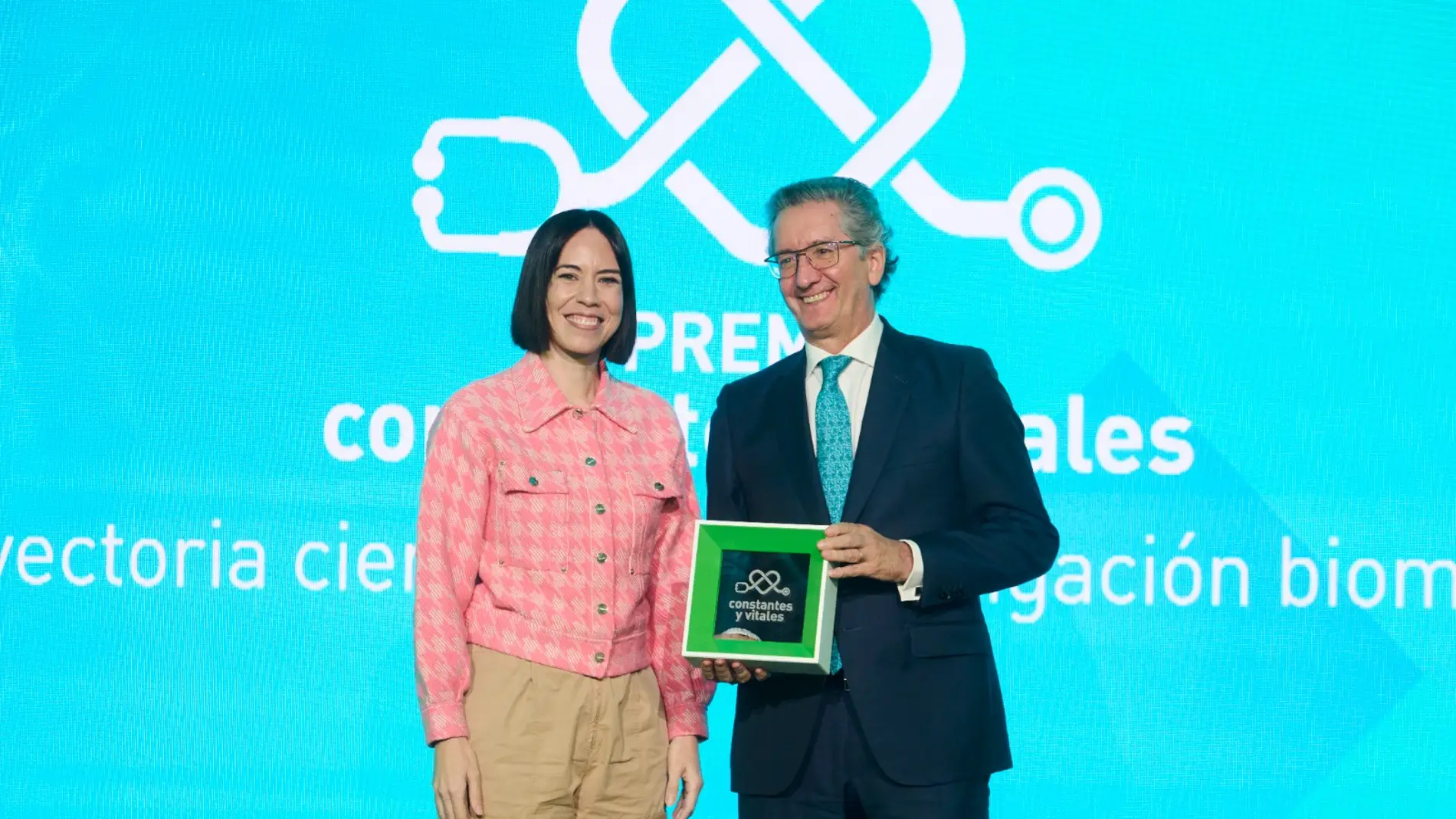El Dr. San Miguel recibe el Premio Constantes y Vitales de manos de Diana Morant, ministra de Ciencia e Innovación