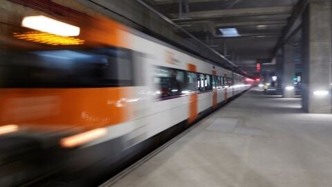 Imagen de archivo de un tren de la l&iacute;nea de Rodalies.