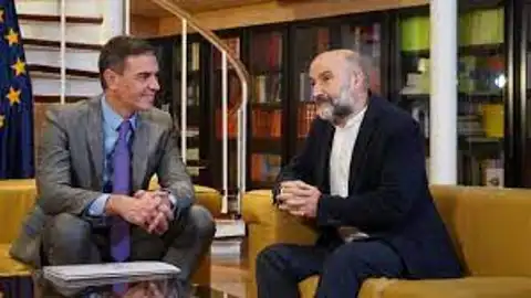 Imagen de archivo del encuentro mantenido por Pedro Sánchez y Néstor Rego. EP Pedro Sánchez y Néstor Rego
