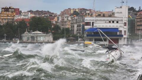 Enormes olas en el Paseo Pereda de Santander. Archivo.