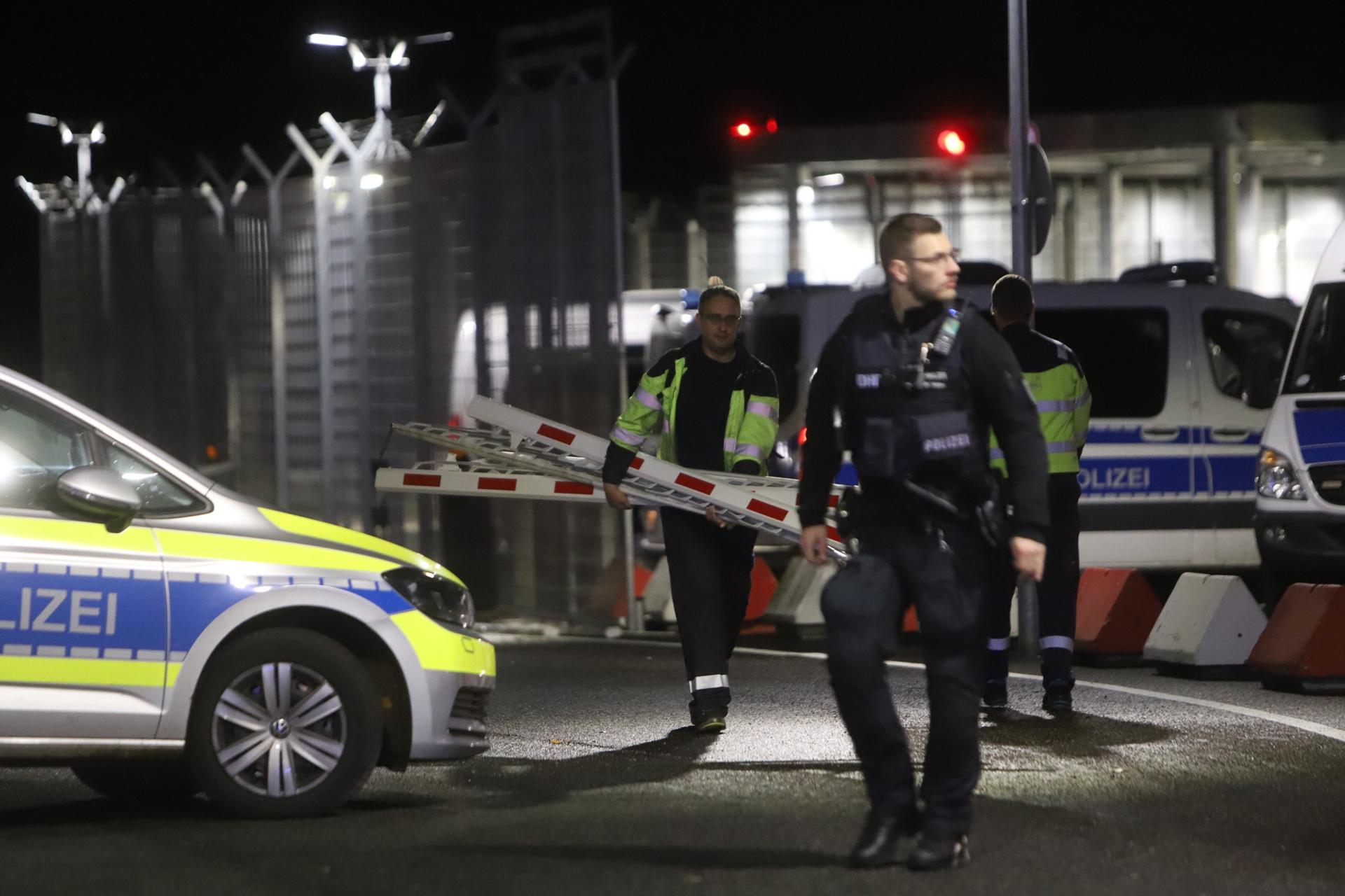 Cierran el aeropuerto de Hamburgo por la irrupción de un hombre armado con un niño como rehén Cierran el aeropuerto de Hamburgo por la irrupción de un hombre armado con un niño como rehén