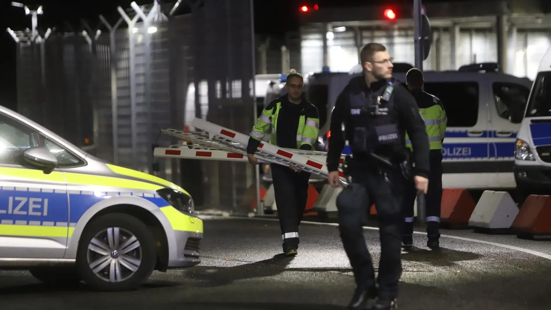 Cierran el aeropuerto de Hamburgo por la irrupción de un hombre armado con un niño como rehén
