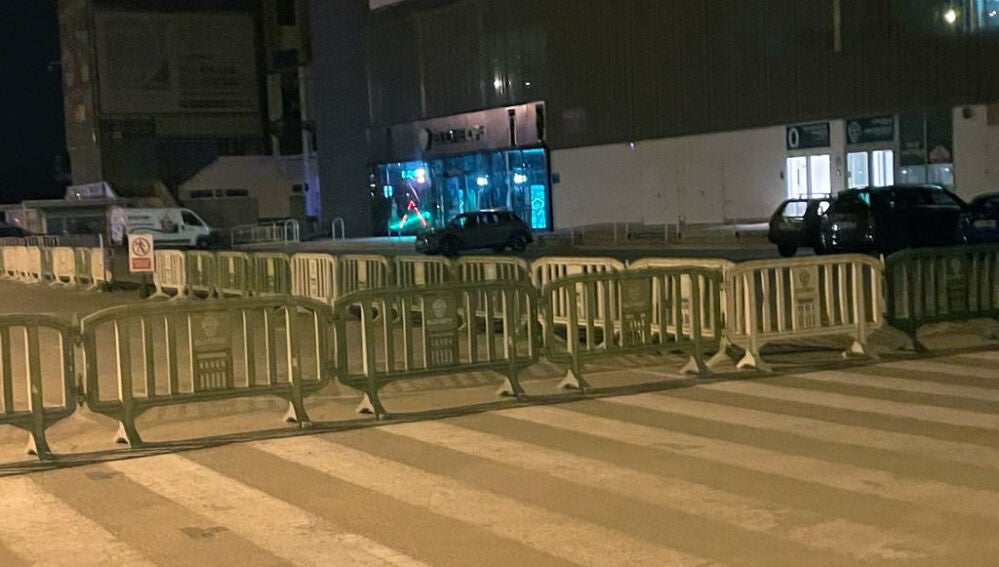 Vallas frente a la zona de Tribuna que se han retirado para el montaje del mercadillo.
