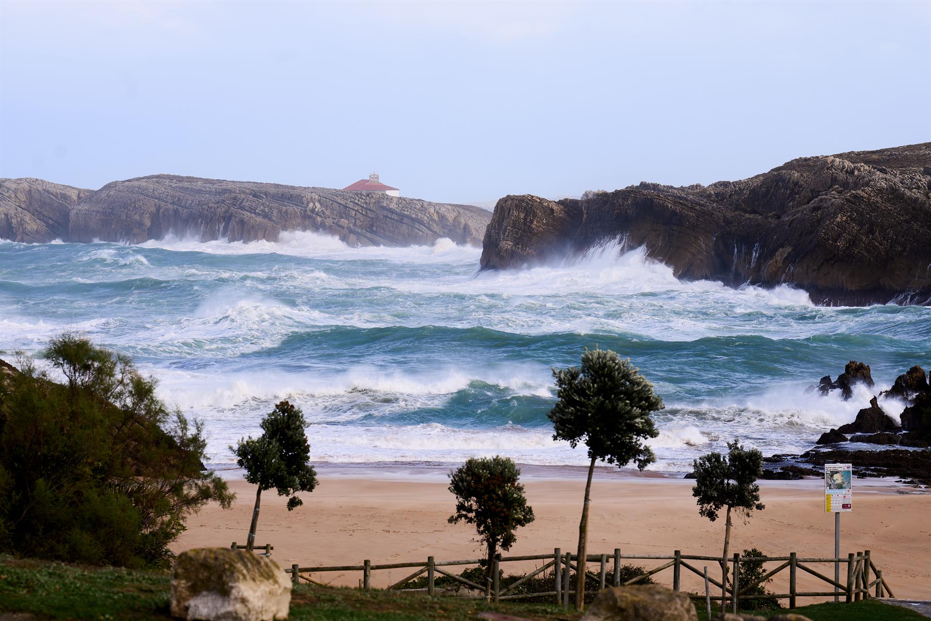 Cantabria, en alerta naranja por olas de hasta 6 metros Cantabria, en alerta naranja por olas de hasta 6 metros