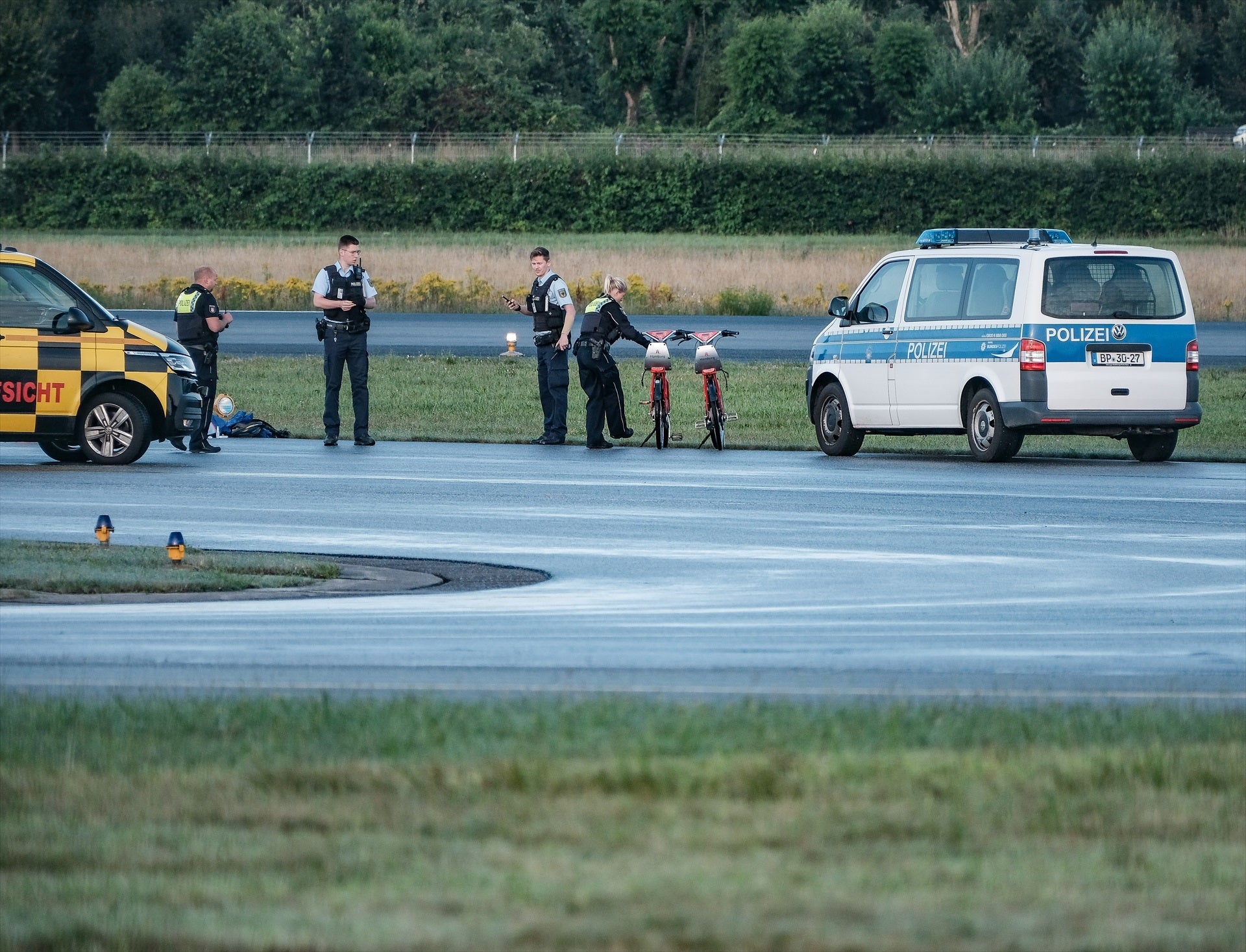 La Policía de Hamburgo detiene al hombre que irrumpió armado en el aeropuerto con su hija como rehén La Policía de Hamburgo detiene al hombre que irrumpió armado en el aeropuerto con su hija como rehén