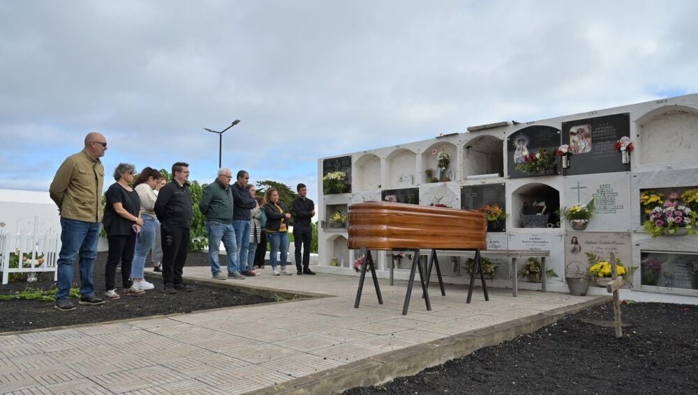 Sepelio en el cementerio de Valverde, El Hierro, este sábado del joven migrante que fallecía horas antes tras llegar a la isla a bordo de un cayuco 