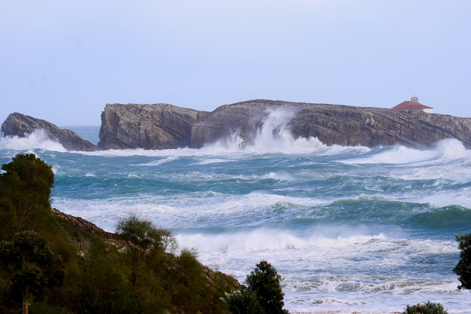 Cantabria sigue en aviso amarillo por viento y oleaje, que el viernes será naranja Cantabria sigue en aviso amarillo por viento y oleaje, que el viernes será naranja