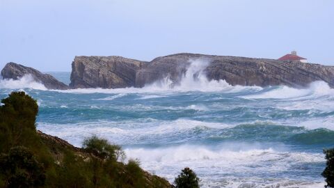 Olas en Cantabria durante el temporal de los &uacute;ltimos d&iacute;as