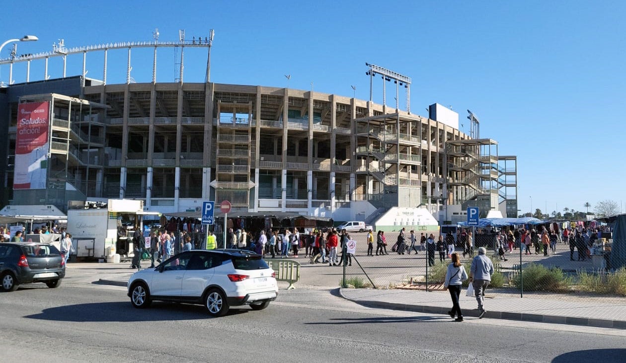 Reabre en Elche el mercadillo del Martínez Valero con gran afluencia de público y 220 puestos Reabre en Elche el mercadillo del Martínez Valero con gran afluencia de público y 220 puestos