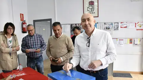 Alejandro Soler, secretario general del PSOE en la provincia de Alicante, vota en la sede de la agrupación socialista de Elche. Alejandro Soler, secretario general del PSOE en la provincia de Alicante, vota en la sede de la agrupación socialista de Elche.