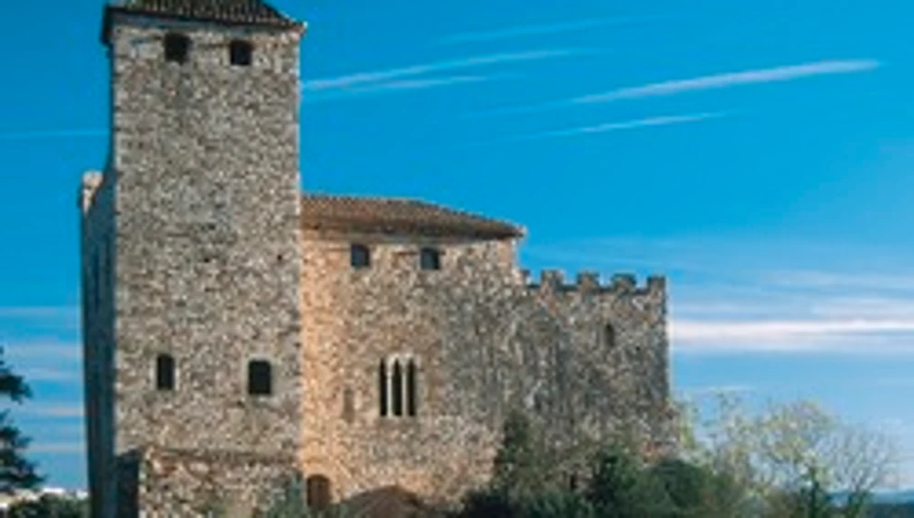 Vista panorámica del Castillo de Castellar o Clasquerí, con la torre de defensa en primer término y parte de su entorno natural más cercano. 