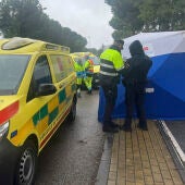 Los equipos de Emergencias en el lugar del fallecimiento de una mujer apuñalada este sábado, en Getafe (Madrid). 