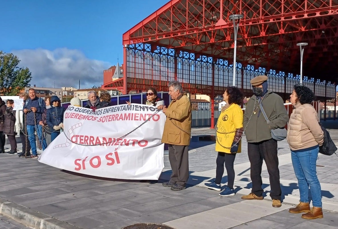 Vecinos de San Andrés se encadenan contra el actual proyecto AVE que convierte al municipio en un gueto Vecinos de San Andrés se encadenan contra el actual proyecto AVE que convierte al municipio en un gueto