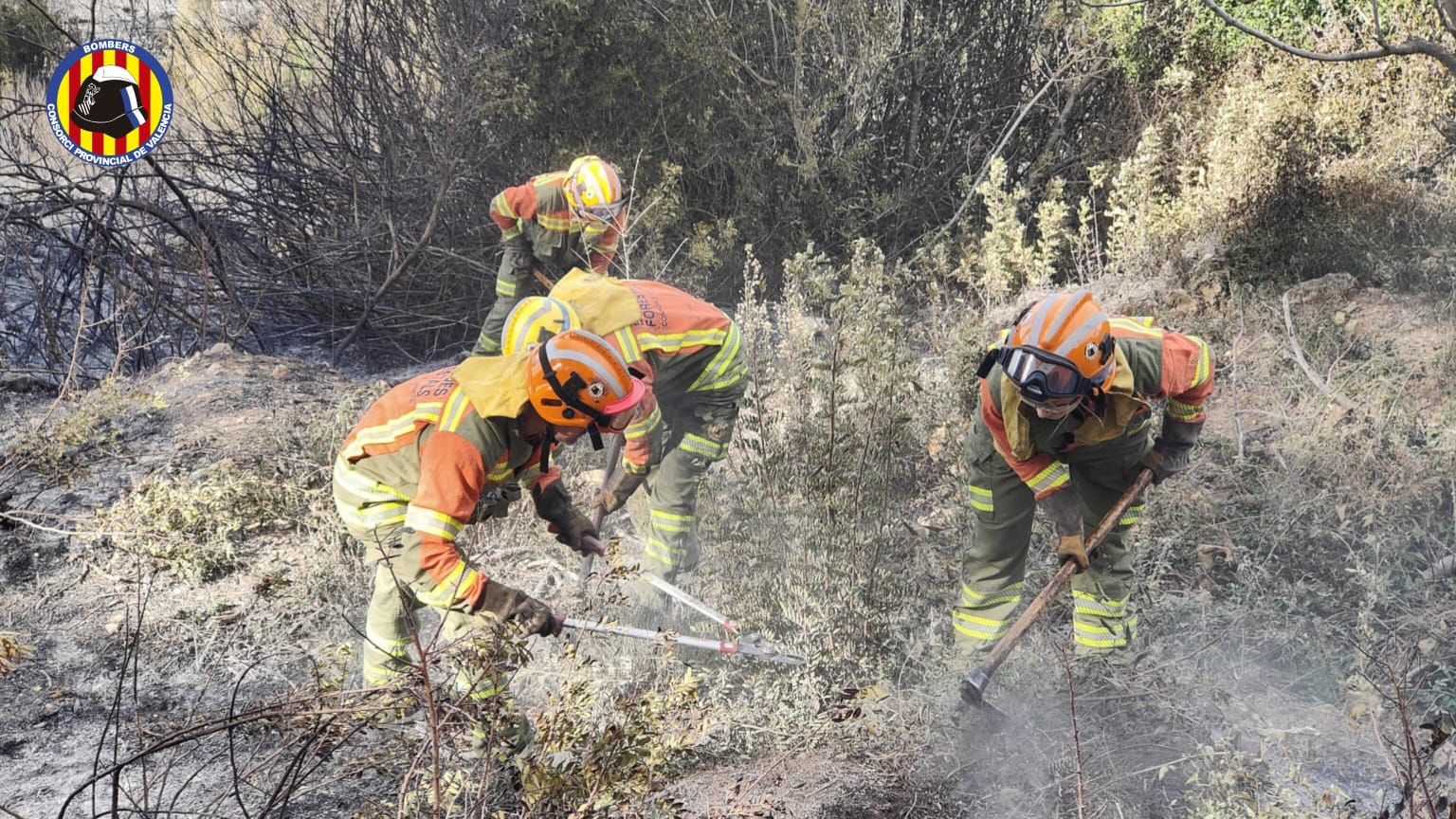 El incendio de Montitxelvo (Valencia) evoluciona favorablemente pero se pide "cautela" El incendio de Montitxelvo (Valencia) evoluciona favorablemente pero se pide "cautela"