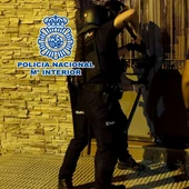 La Policía Nacional detiene a dos varones que intentaron huir por el tejado en una vivienda de lujo de Almoradí La Policía Nacional detiene a dos varones que intentaron huir por el tejado en una vivienda de lujo de Almoradí