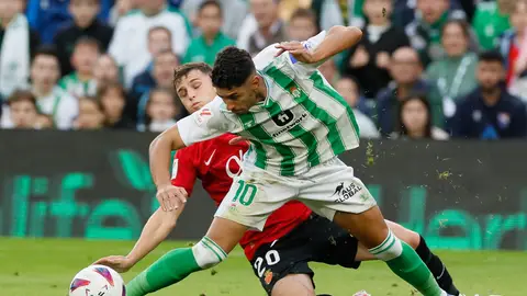 Ayoze pugna por un balón con Gio González. Ayoze pugna por un balón con Gio González.