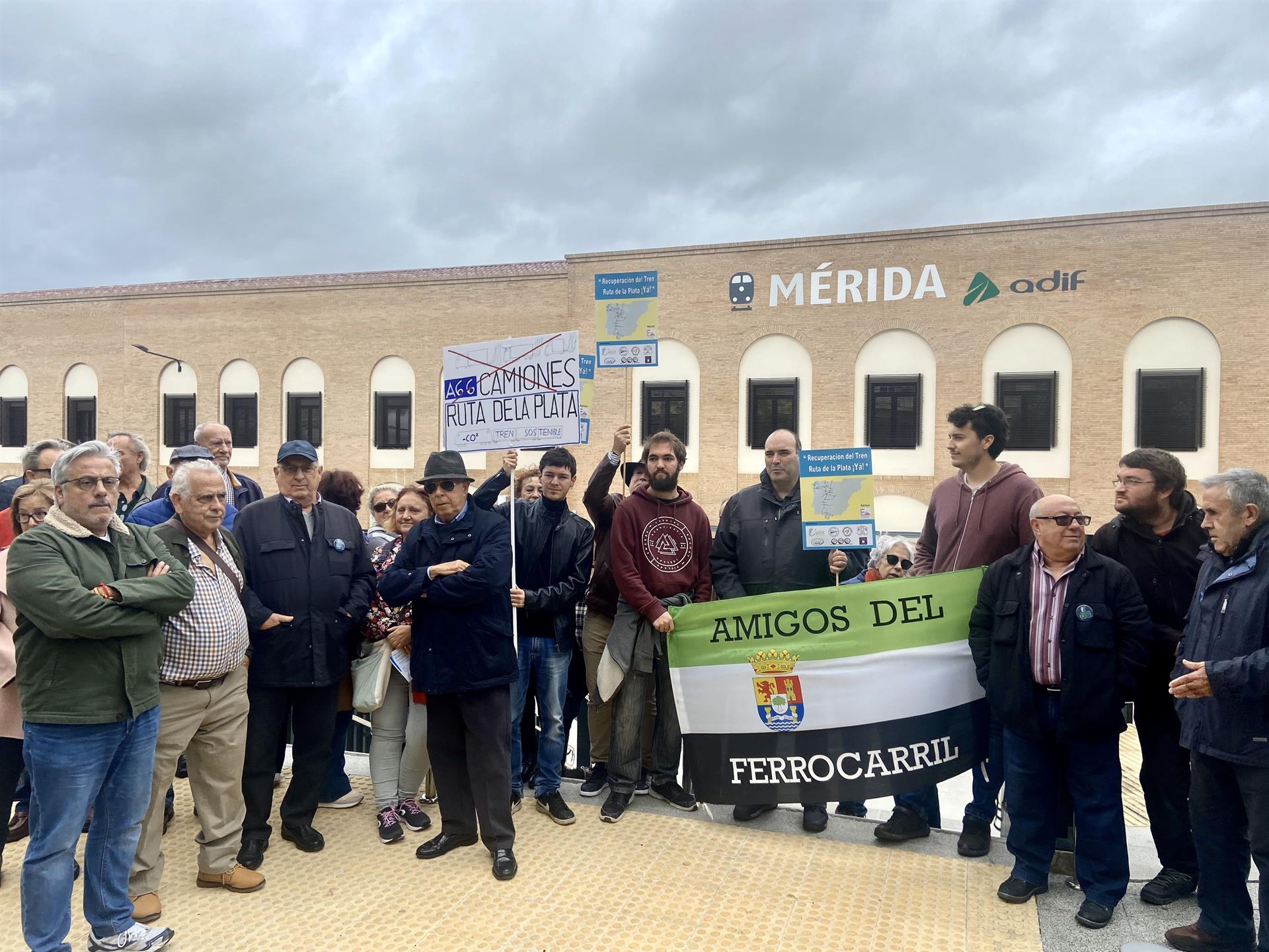 Centenares de ciudadanos reivindicaban en 8 localidades extremeñas este sábado la reapertura del tren Ruta de la Plata Centenares de ciudadanos reivindicaban en 8 localidades extremeñas este sábado la reapertura del tren Ruta de la Plata