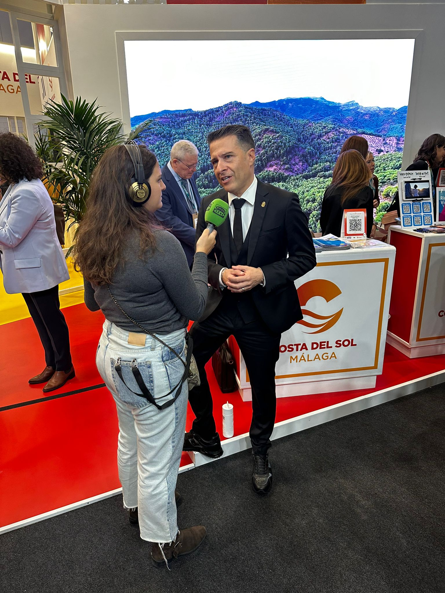 Óscar Medina, alcalde de Torrox: "Vivimos en un mundo en el que todo va por redes sociales y desde Torrox tenemos muy claro que ese es el futuro" Óscar Medina, alcalde de Torrox: "Vivimos en un mundo en el que todo va por redes sociales y desde Torrox tenemos muy claro que ese es el futuro"