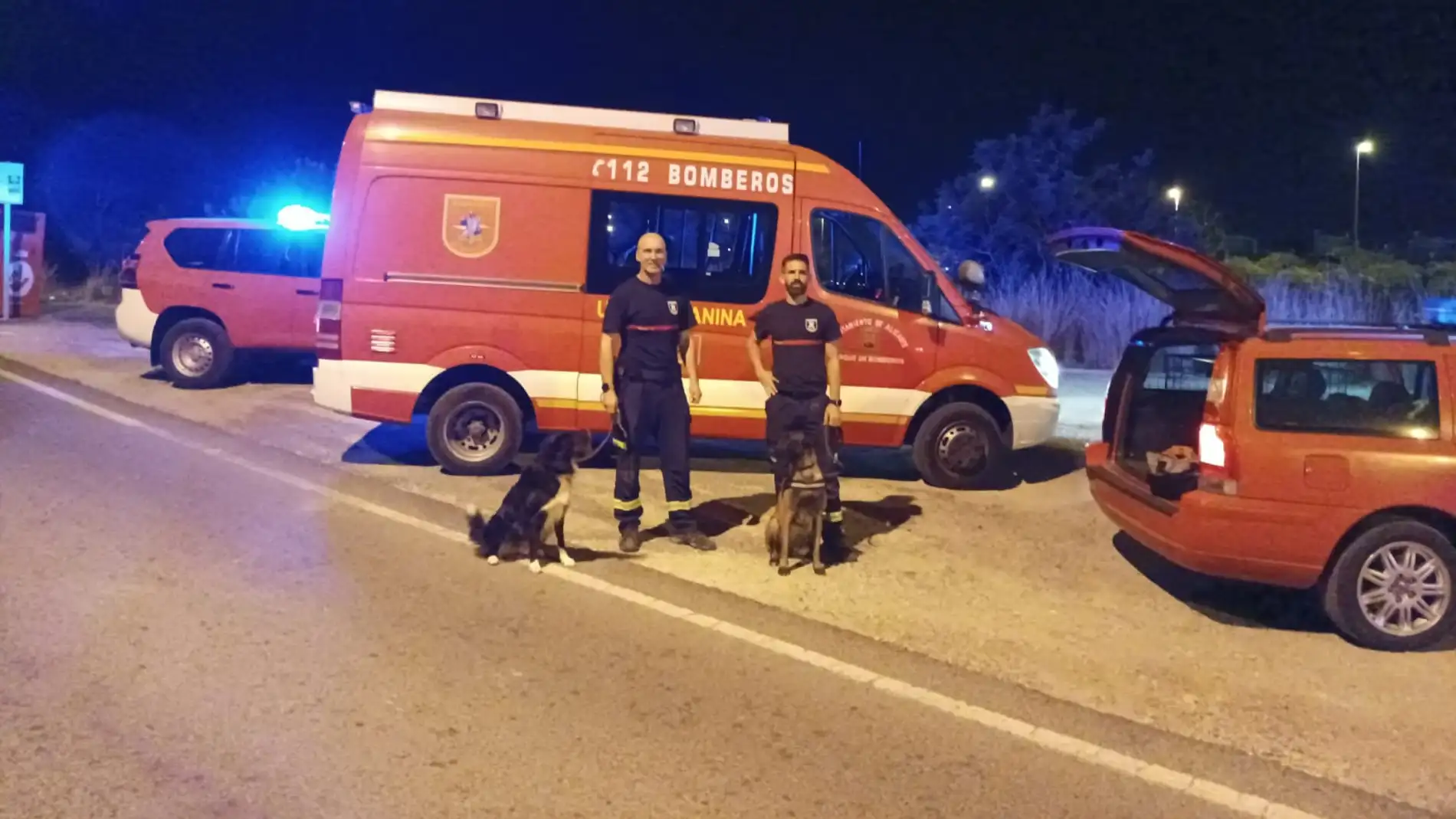 Los miembros de la Unidad Canina de los Bomberos de Alicante 