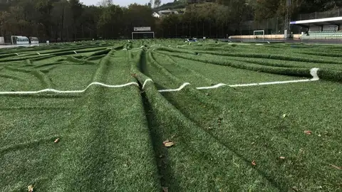 Estado del campo de futbol de hierva artifical de Ponte Caldelas El alcalde, Andrés Díaz; solicita colaboración por parte de otras instituciones.