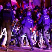 Agentes de la Policía Nacional intervienen durante la concentración frente a la sede del PSOE en la calle Ferraz.