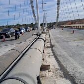 Obras de instalación de nuevas biondas en el Puente del Bimilenario de Elche. 
