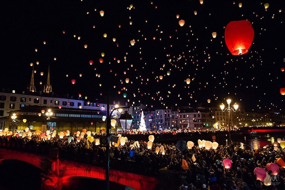 Farolillos y pulseritas fluorescentes para celebrar San Saturnino en Pamplona Farolillos y pulseritas fluorescentes para celebrar San Saturnino en Pamplona