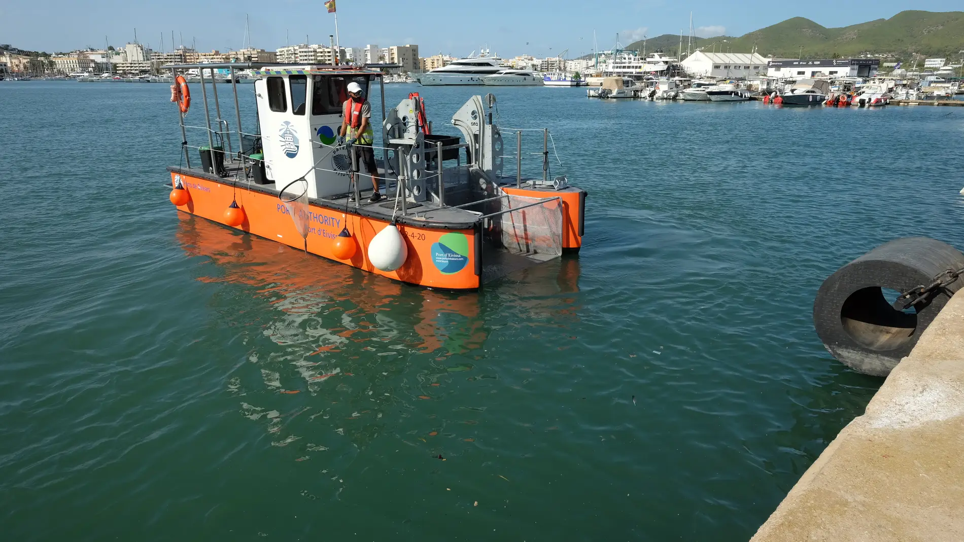 La APB retira 1.700 kilos de plásticos acumulados en el Puerto de Ibiza durante los últimos tres años 