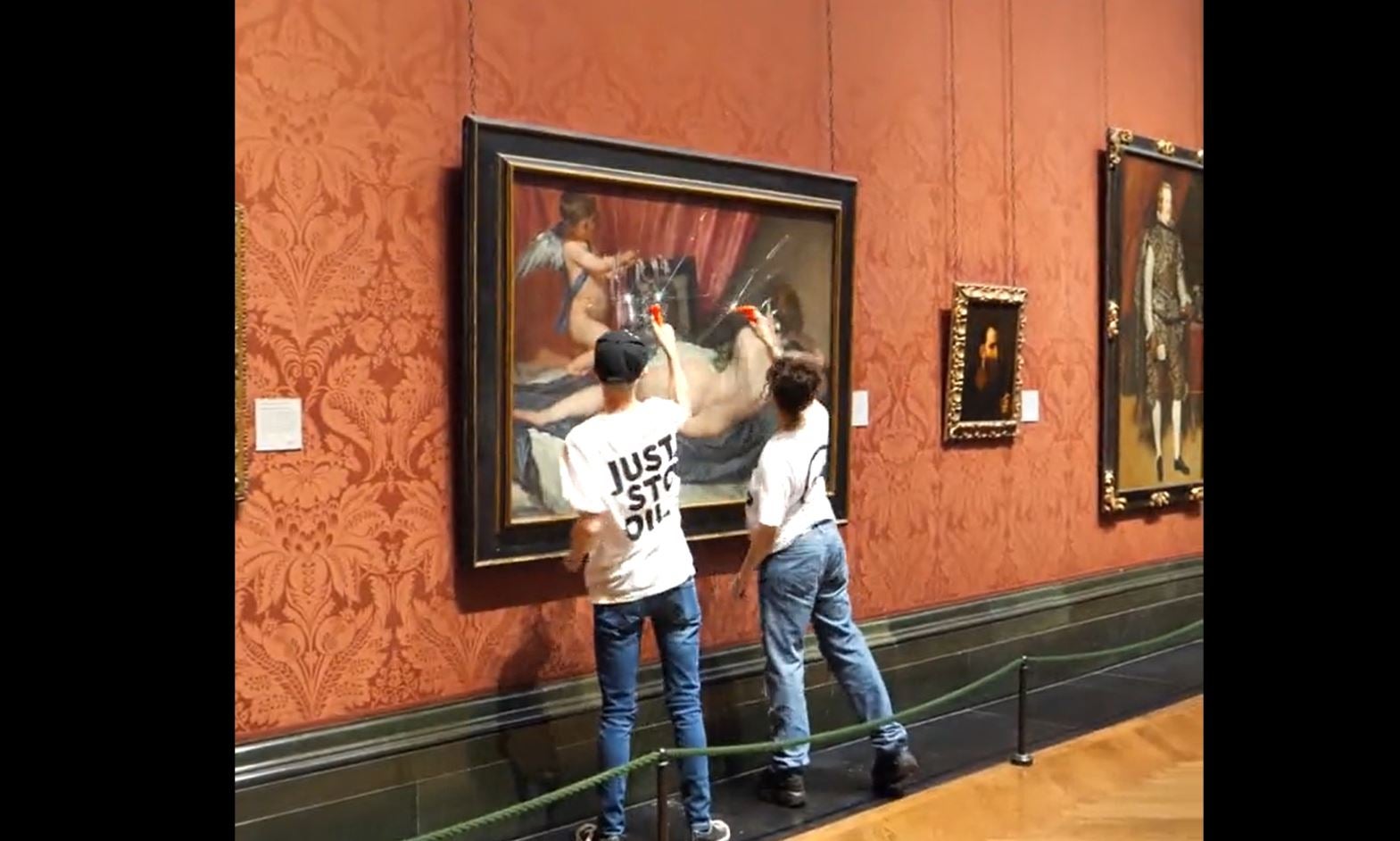 Detienen a dos activistas por dañar a martillazos el cristal de la pintura 'Venus del espejo' de Velázquez Detienen a dos activistas por dañar a martillazos el cristal de la pintura 'Venus del espejo' de Velázquez