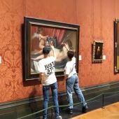 Los activistas, dando martillazos a la Venus del Espejo en la National Gallery