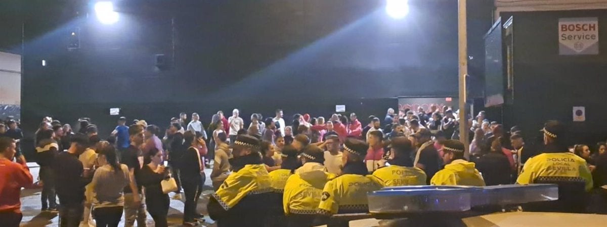 1.600 personas desalojadas de la discoteca Pandora por tener las salidas bloqueadas 1.600 personas desalojadas de la discoteca Pandora por tener las salidas bloqueadas
