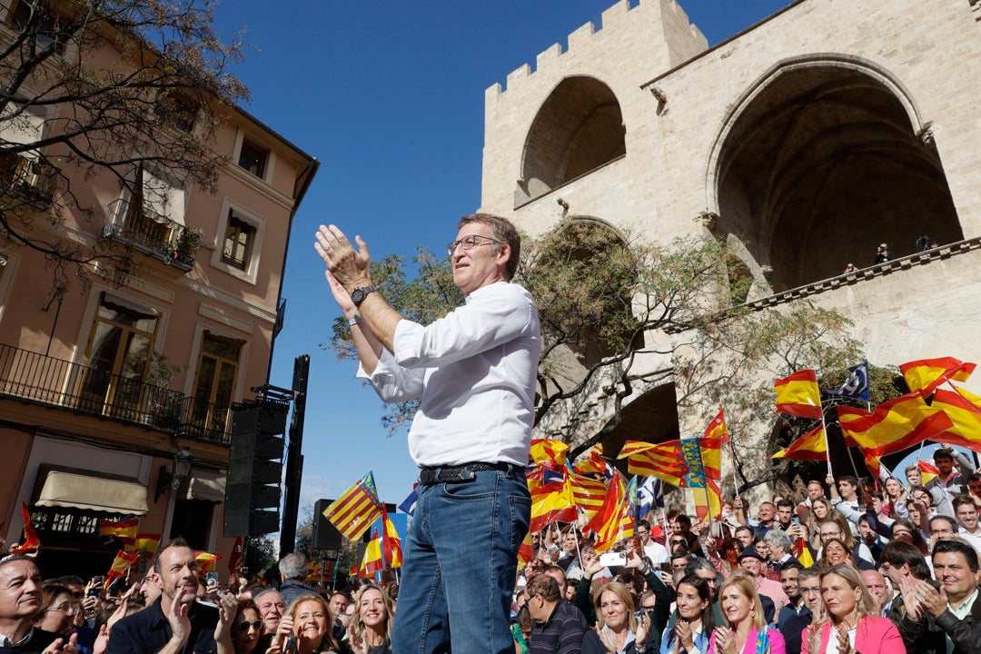 Feijóo lograría la mayoría absoluta con Vox si se repitiesen elecciones, según una encuesta Feijóo lograría la mayoría absoluta con Vox si se repitiesen elecciones, según una encuesta