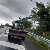 Limpeza de estradas nas comarecas do Carballiño e Ribeiro Limpeza de estradas nas comarecas do Carballiño e Ribeiro