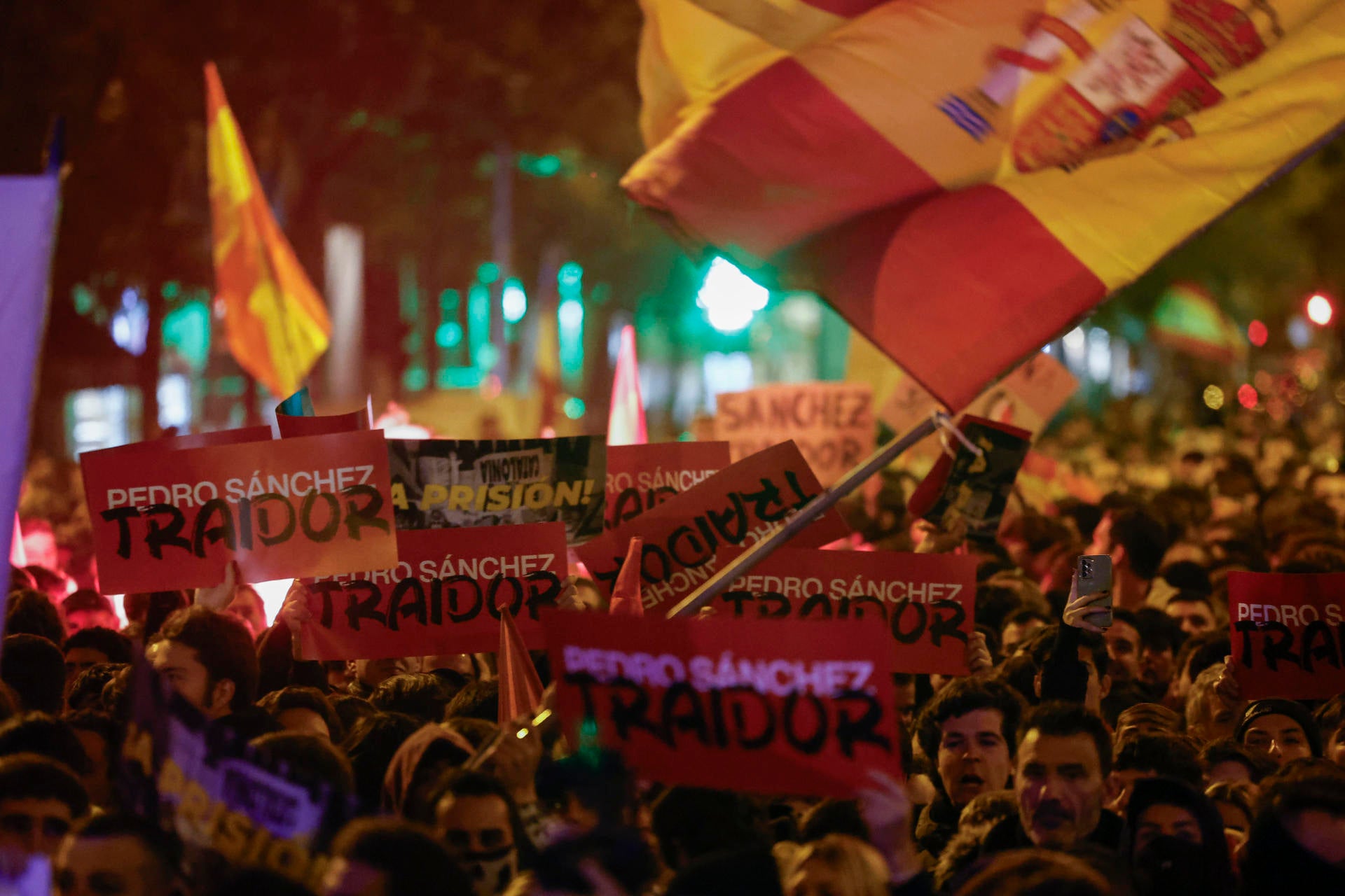Las imágenes y vídeos de la nueva noche de protestas en Ferraz contra la amnistía Las imágenes y vídeos de la nueva noche de protestas en Ferraz contra la amnistía