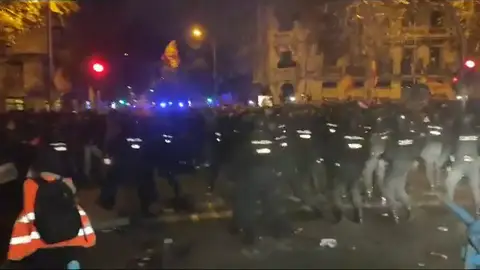 La Policía carga contra los manifestantes en Ferraz