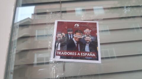 Una de las pegatinas que había esta mañana en la sede del PSOE local de Ciudad Real