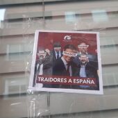 Una de las pegatinas que había esta mañana en la sede del PSOE local de Ciudad Real