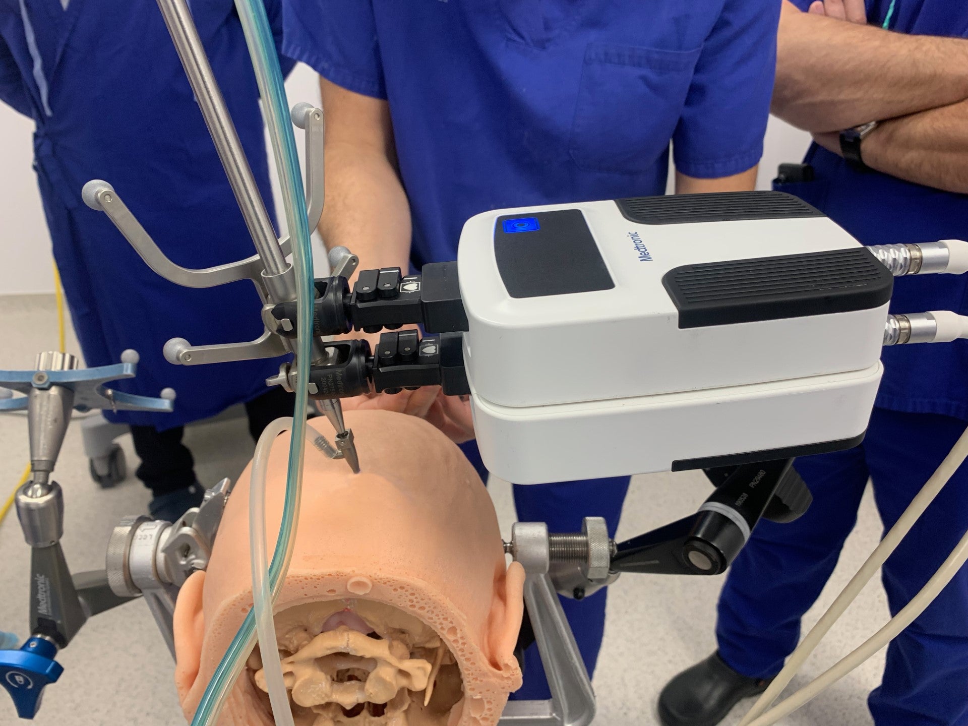 Investigadores de la UMH de Elche crean una técnica para implantar en el cerebro de personas ciegas microelectrodos con un robot Investigadores de la UMH de Elche crean una técnica para implantar en el cerebro de personas ciegas microelectrodos con un robot