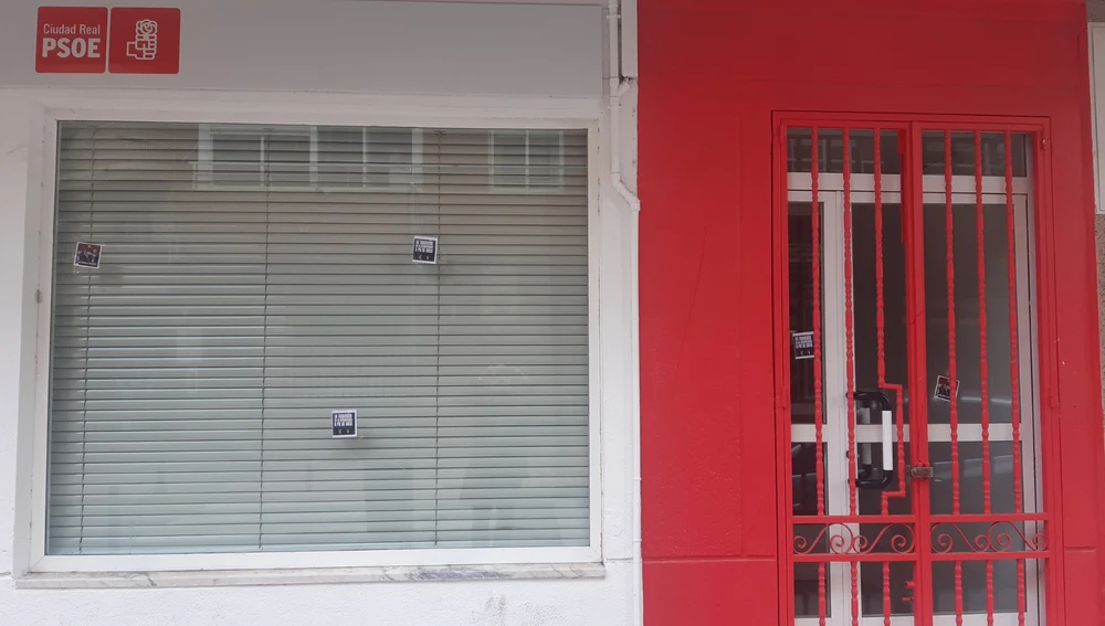 Varias pegatinas en la fachada de la sede del PSOE local de Ciudad Real