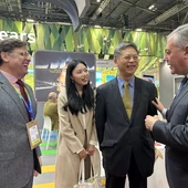 El alcalde de Sevilla, José Luis Sanz, en la reunión mantenida con Mr. Li en el marco de la World Travel Market en Londres. El alcalde de Sevilla, José Luis Sanz, en la reunión mantenida con Mr. Li en el marco de la World Travel Market en Londres.