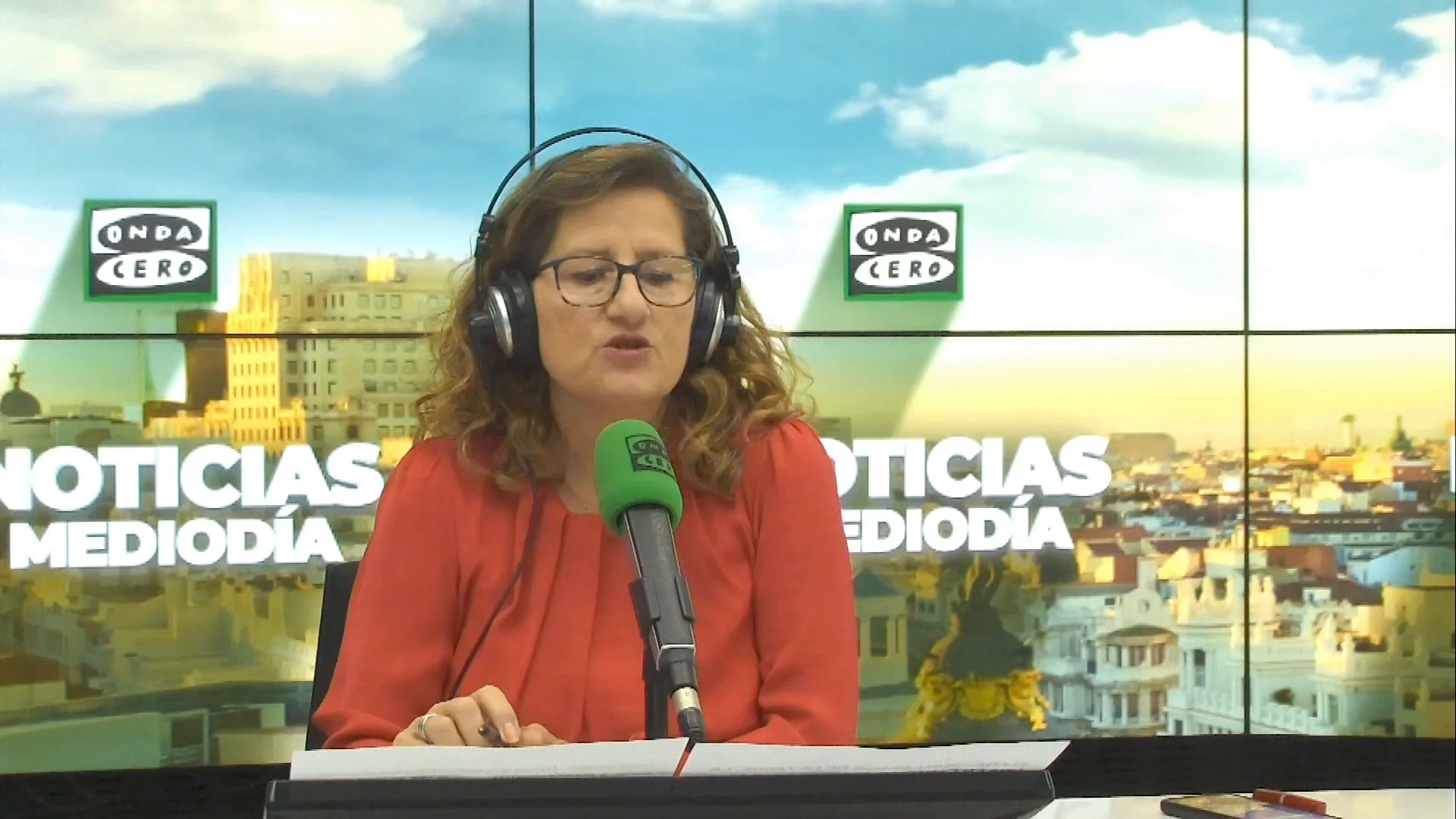 Elena Gijón: "El número tres del PSOE sigue aguardando a que Puigdemont toque la campanilla del servicio" Elena Gijón: "El número tres del PSOE sigue aguardando a que Puigdemont toque la campanilla del servicio"