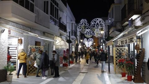 Una calle del centro de Rota iluminada