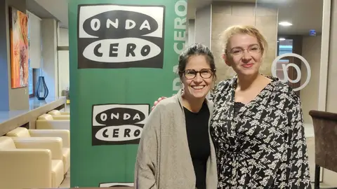 Concelleira de Promoción Económica de Pontevedra, Anabel Gulías, e á responsable da organización de “Etiqueta Negra”, Vanessa López. Almorzo no Hotel Rías Bajas de Pontevedra