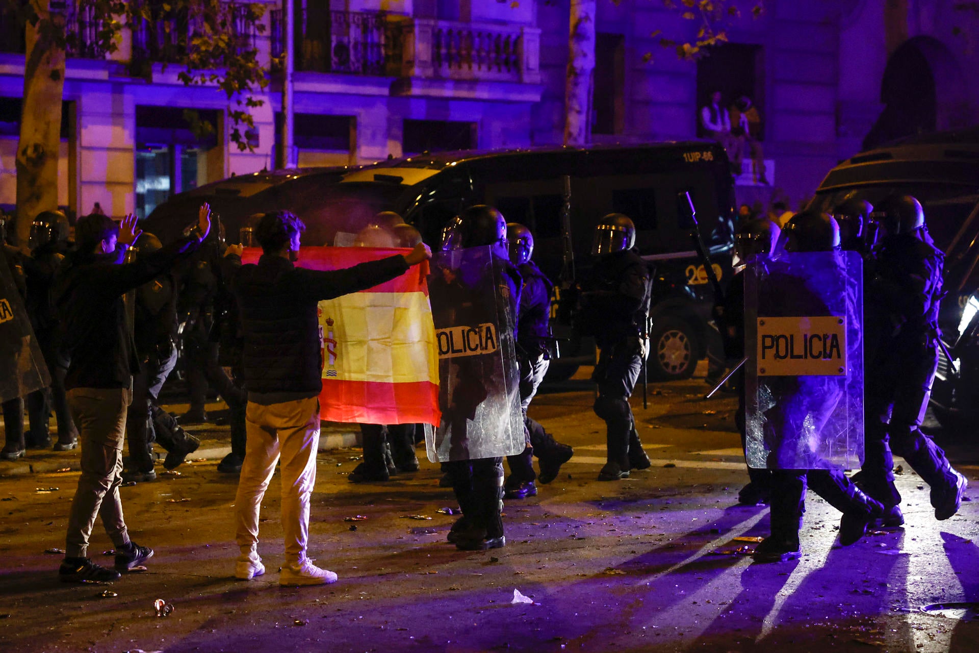 La tensión se desborda en Ferraz y termina con cargas y varios heridos La tensión se desborda en Ferraz y termina con cargas y varios heridos