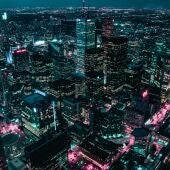 Una ciudad iluminada por la noche 