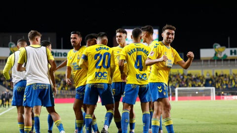 Jugadores de Las Palmas celebran un gol al Atl&eacute;tico de Madrid