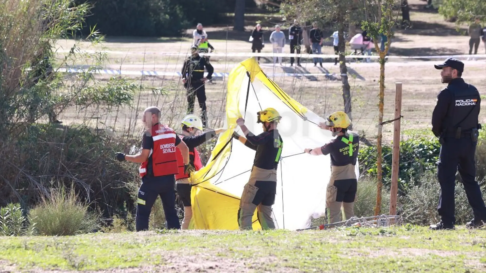 Efectivos de emergencia en el dispositivo desplegado por el hallazgo de un cadáver en la laguna del Parque del Tamarguillo de Sevilla