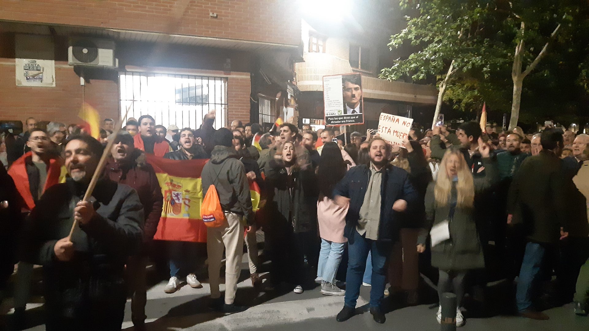 Más de 300 personas protestan contra la amnistía frente a la sede del PSOE de Ciudad Real Más de 300 personas protestan contra la amnistía frente a la sede del PSOE de Ciudad Real